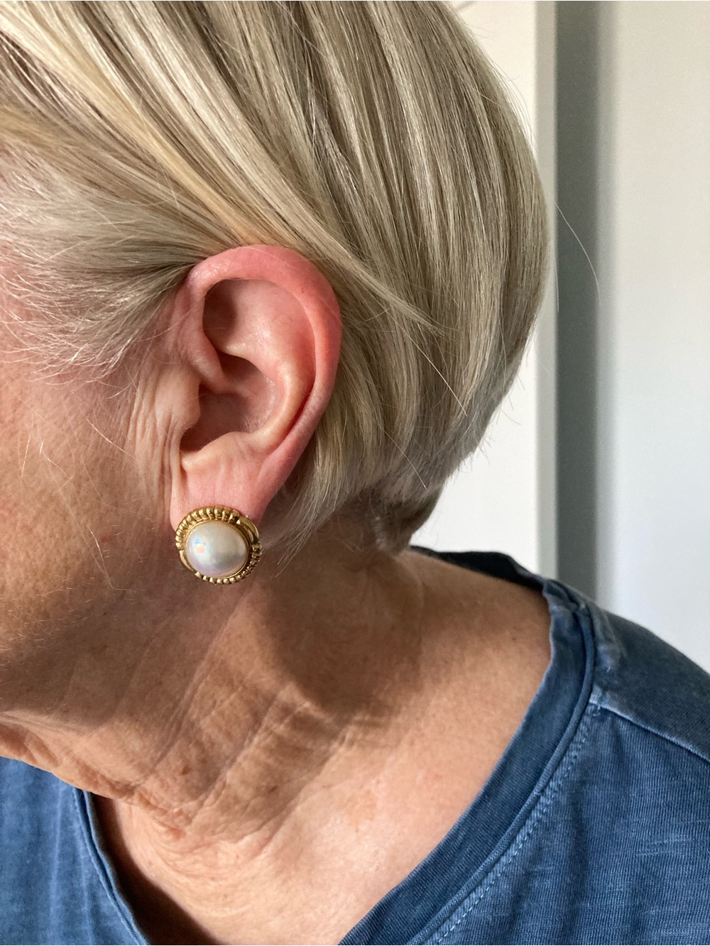 14k gold Mabe pearl earrings - Picture 6 of 8